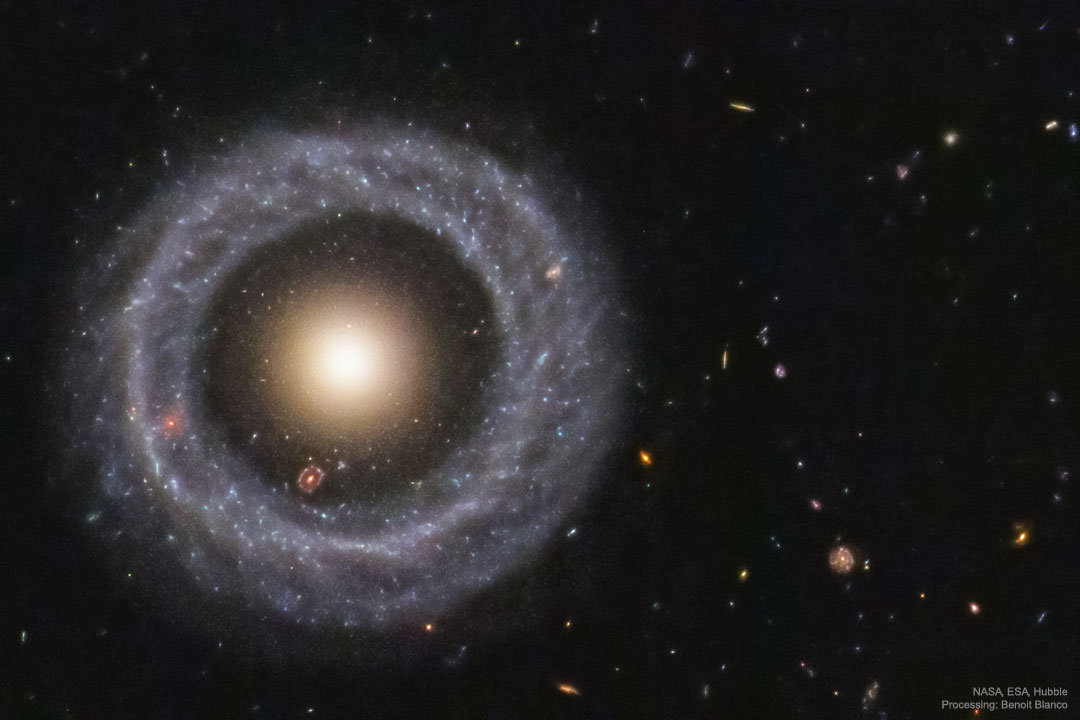spazio - Stelle Galassie Nebulose Buchi neri - Pagina 2 Hoag_HubbleBlanco_1080